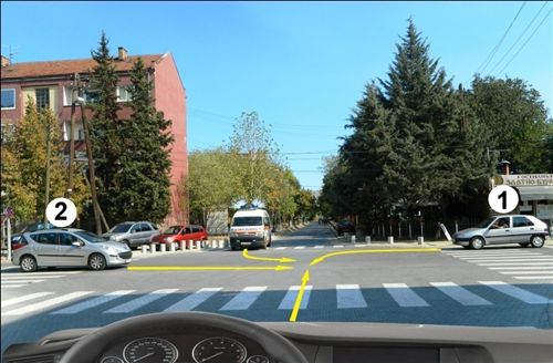 Sipas rregullave për përparësi kalimi në udhëkryqin e treguar në fotografi, unë: