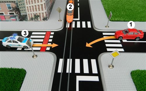 Sipas rregullave të përparësisë s?? kalimit në udhëkryqin, në fushat e dhëna shkruaj numrat e automjeteve sipas radhës së kalimit të tyre: (Përgjigja plotësohet në formatin, për shembull: 123, 231, 132 etj.)