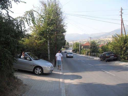 Според ситуацијата како на сликата, возачот на патничкиот автомобил, кога се вклучува во сообраќај на пат во насока десно: