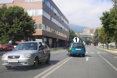 Sipas situatës së treguar në fotografi, shoferi i automjetit të shënuar me numër 1, bën kthimin në të majtë: