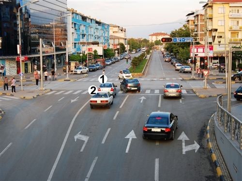 Возилата означени со броевите 1 и 2 (како на сликата) на крстосницата можат да продолжат со движењето: