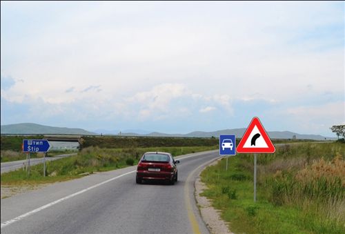 Според поставените сообраќајни знаци од десната страна на патот (како на сликата), возачот на патничкото возило: