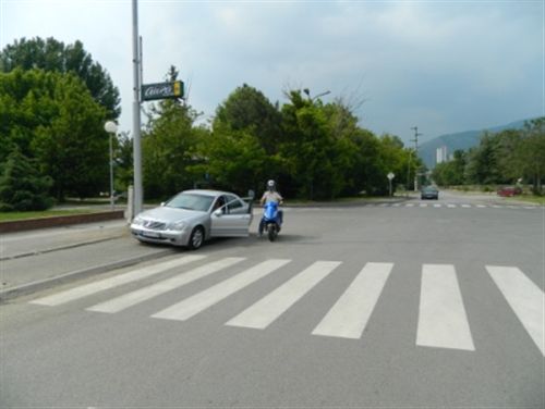 Shoferi i veturës së (treguar në fotografi) gjatë daljes nga automjeti: