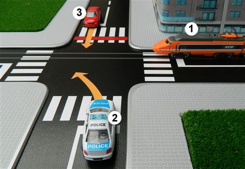 Според правилата за првенство на минување на крстосницата, во дадените полиња впиши ги броевите на возилата според редоследот на нивно минување: (Одго…