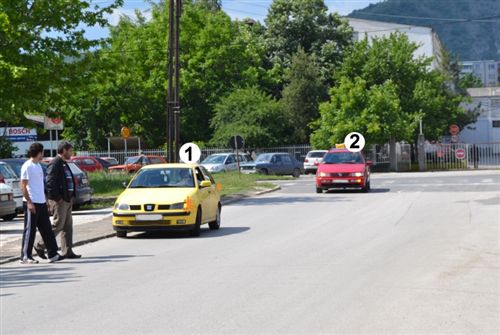 Возачот на возилото означено со број 1, кое е запрено покрај десниот раб на коловозот (како на сликата) при вклучување во сообраќај: