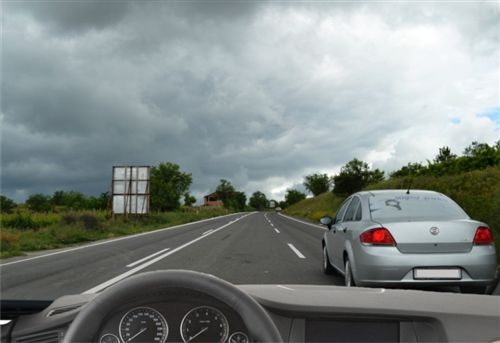 Кога со возилото се движите на коловоз за сообраќај на возила во двете насоки на кој постојат три сообраќајни ленти (како на сликата), на овој дел од …