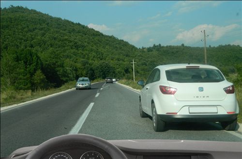 Според ситуацијата прикажана на сликата: