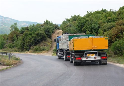 Кога „група возила” е запрена на пат, паркирната кочница мора да обезбеди неподвижност на целата група возила, а при тоа групата возила да не е кочена…