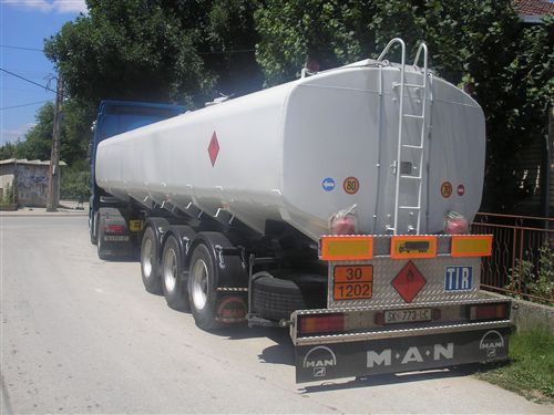 Моторното возило кое е наменето за превоз на опасни материи (како на сликата) мора да биде означено со две таблички кои се поставуваат на предната и з…