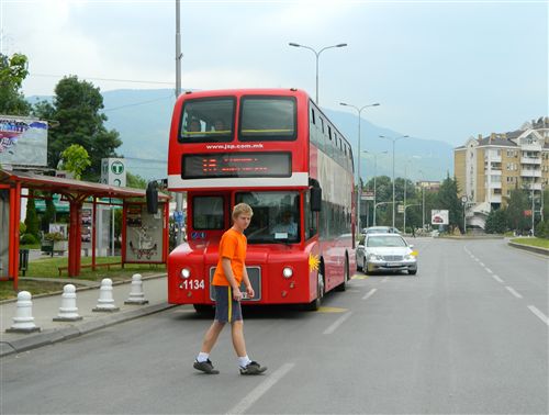 Возачот на возилото за јавен градски превоз на патници пред отпочнување на повторно вклучување во сообраќај (како на сликата), должен е дејствието да …