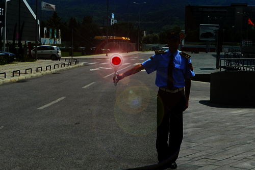 Светлосниот знак со постојано црвено светло од светлечка „стоп-табличка” што униформираниот полициски службеник го дава со вертикално движење на ракат…