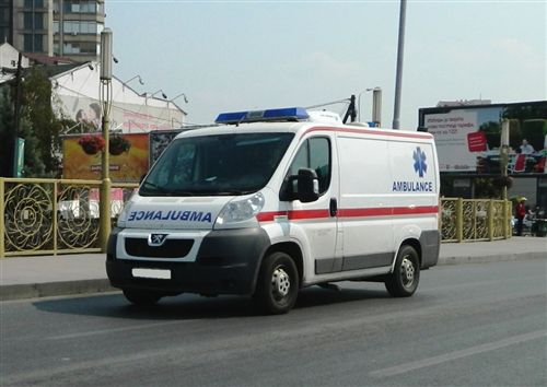 Возилото прикажано на сликата, кога ги има вклучено посебните уреди за давање на светлосни и звучни знаци, припаѓа во групата на: