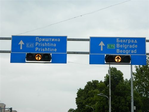 Ако уредот за давање на светлосни сообраќајни знаци е поставен над сообраќајната лента, светлата можат да бидат поставени по хоризонтална оска, едно п…