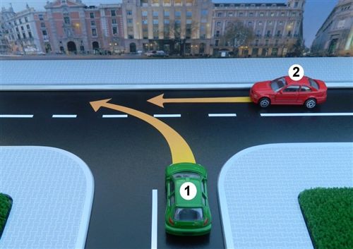 Според правилата за првенство на минување на крстосницата, во дадените полиња впиши ги броевите на возилата според редоследот на нивно минување: (Одго…