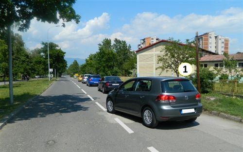 Возачот на патничкото возило со број 1 кое се движи зад колона возила, според ситуацијата како на сликата: