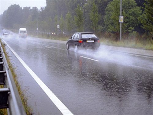 За време на дожд, на површината на коловозот се создава лизгав слој, кој придонесува за намалување на триењето помеѓу пневматиците на возилото и асфал…