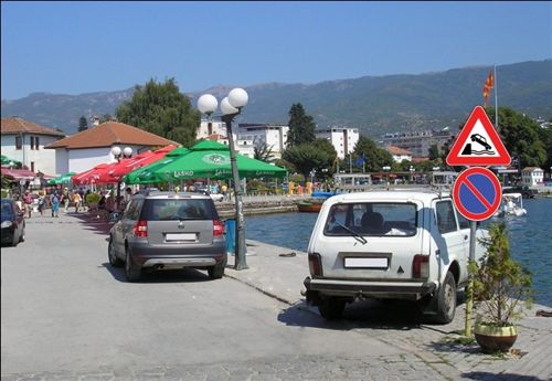 Сообраќајните знаци прикажани на сликата означуваат: